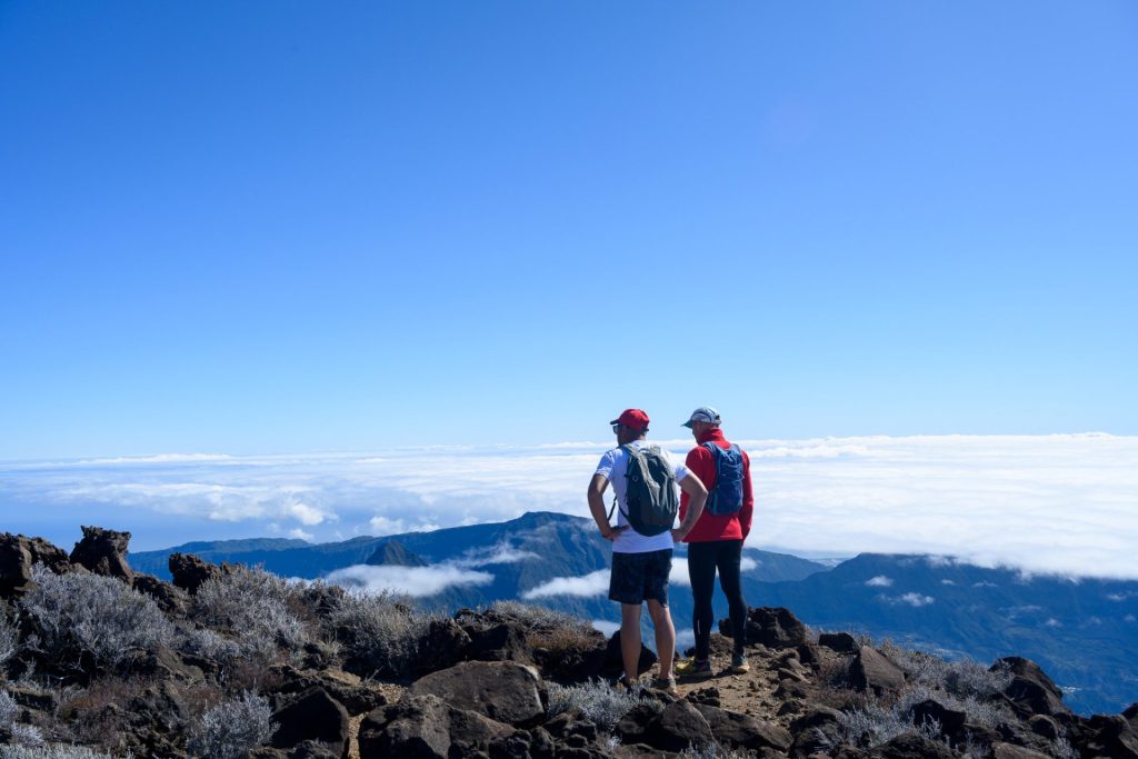 piton des neiges 顶部的两个徒步旅行者