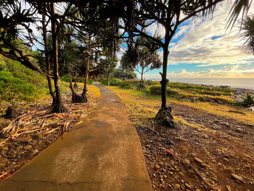 walking path at the Rivière des Roches, facing the sea at Bras-Panon.