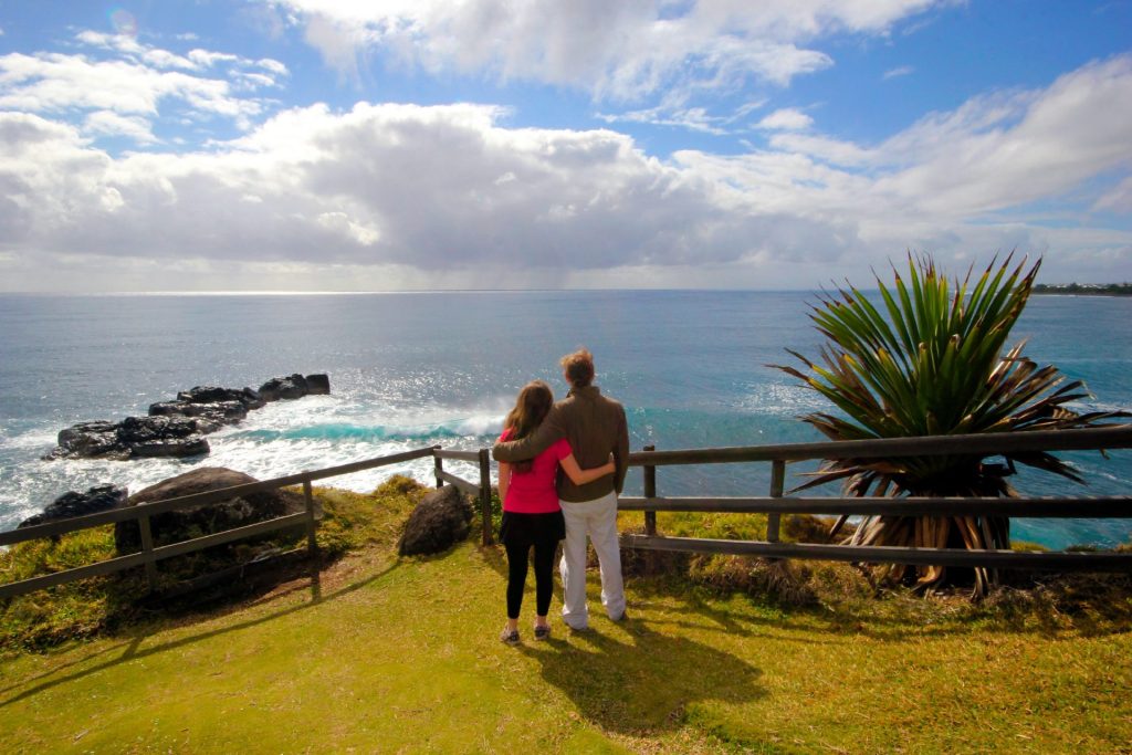 Que faire pendant les vacances dans l'Est : Amoureux face à la mer littoral de sainte-rose