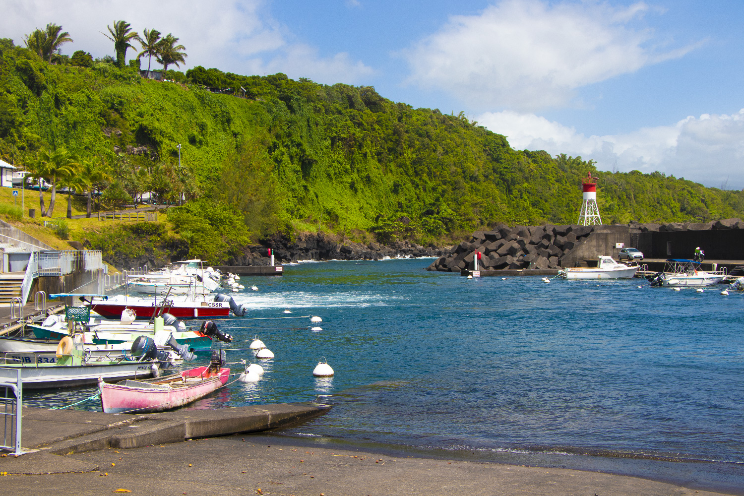 Atmen Sie den Osten von Réunion in La Marine de Sainte-Rose ein. Fischereihafen mit Booten