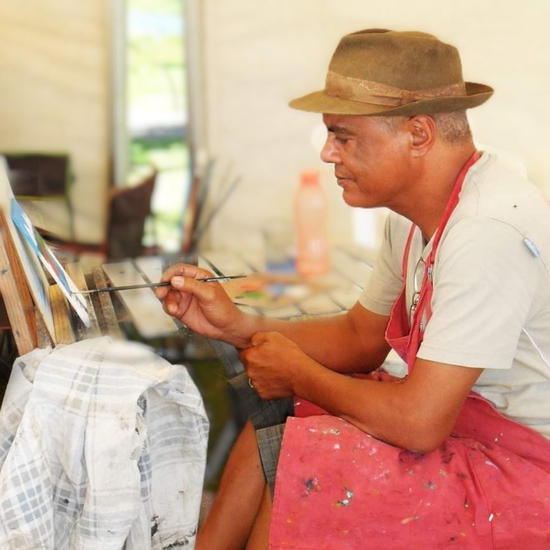 Pintor que pinta un lienzo en la Plaine des Palmistes