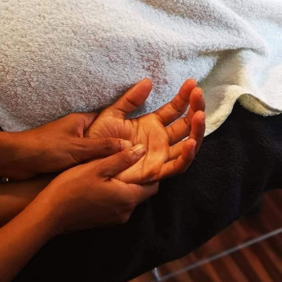 Well-being hand massage at Lodge d'Eden in Bras-Panon