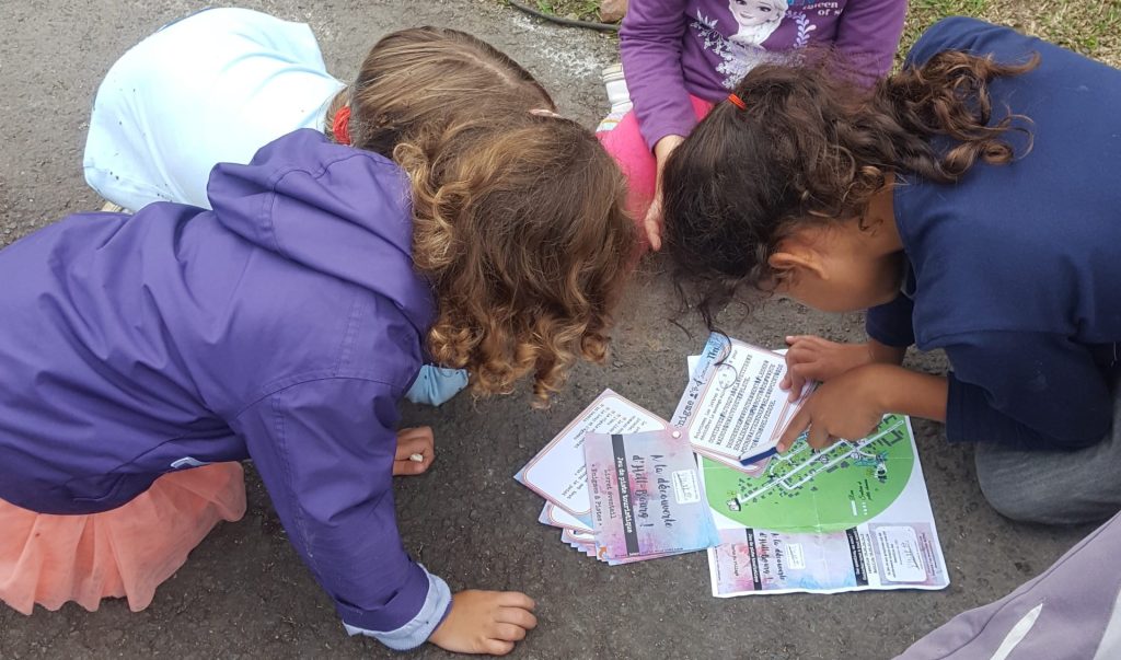 Enfants qui jouent à un jeu de piste à Salazie