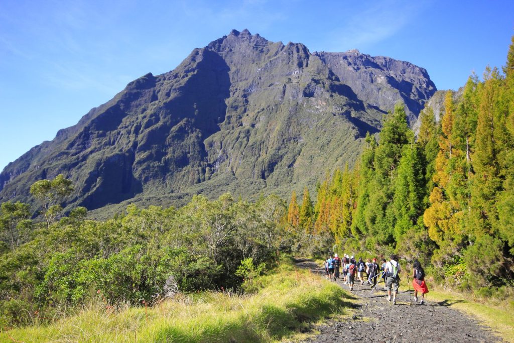 Randonneurs sur le sentier du Piton des neiges