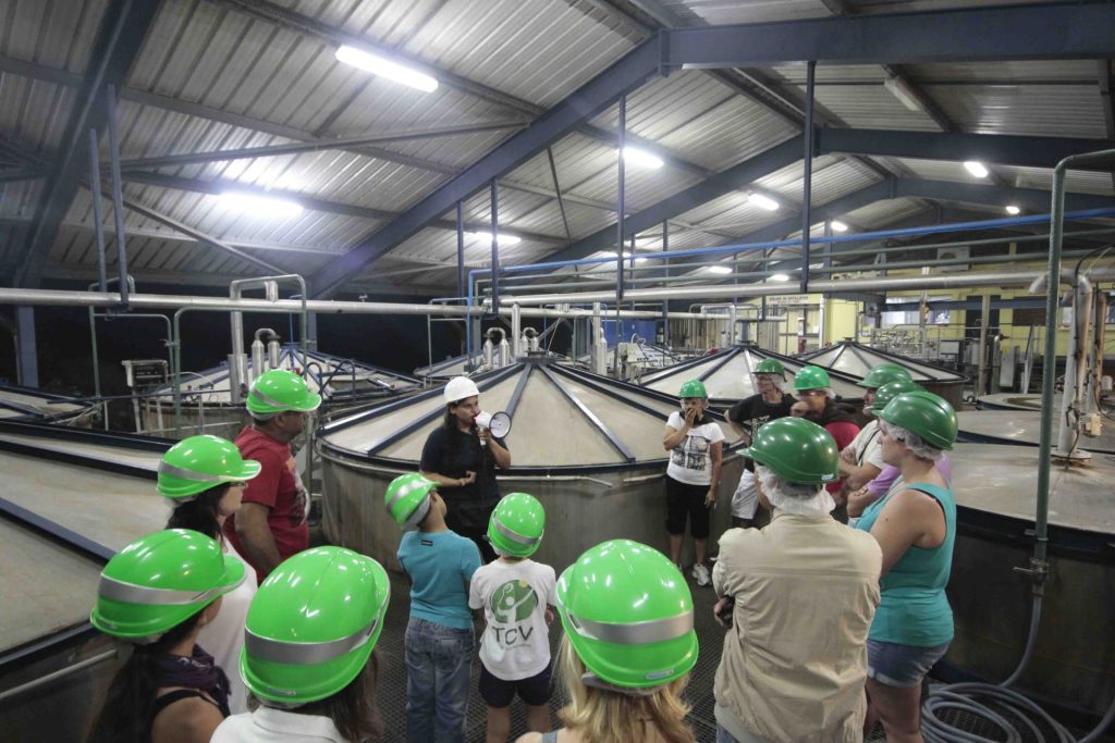 Guía y visitantes en la fábrica de Bois rouge