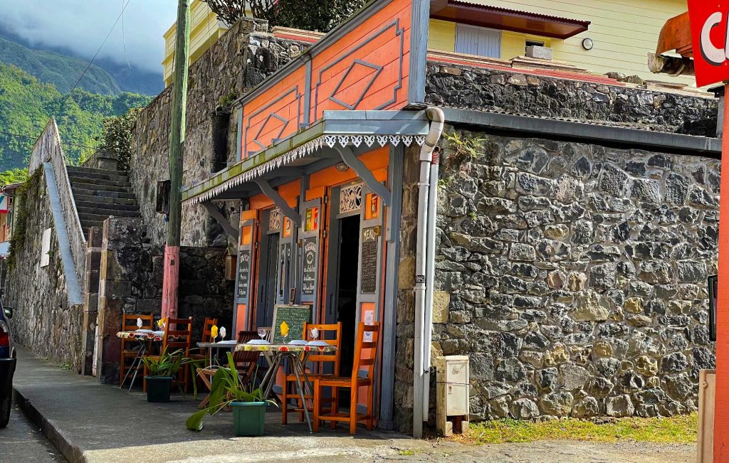 Blick auf eine kreolische Hütte im Dorf Hell-Bourg in Salazie