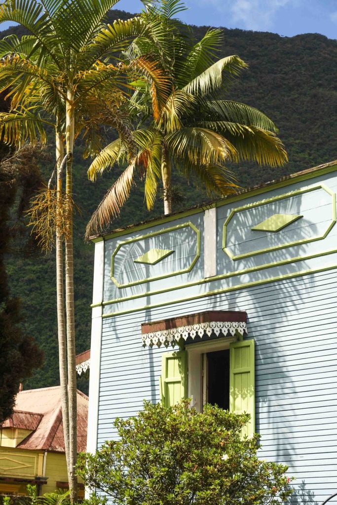 Fachada de casa criolla en Hell-Bourg