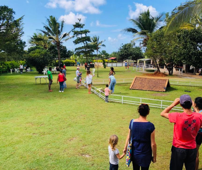 La gente camina alrededor de la granja educativa de Domaine Palssade en Saint-André