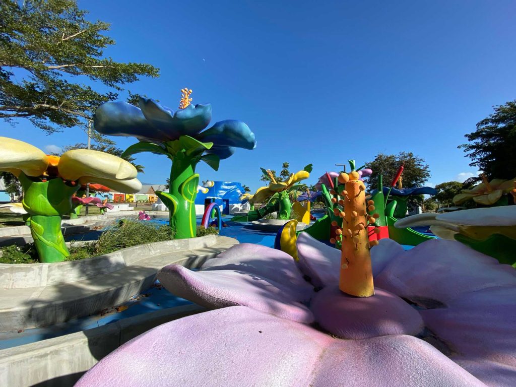 Jeux pour enfants en forme de fleurs au parc du colosse à Saint-Andrée