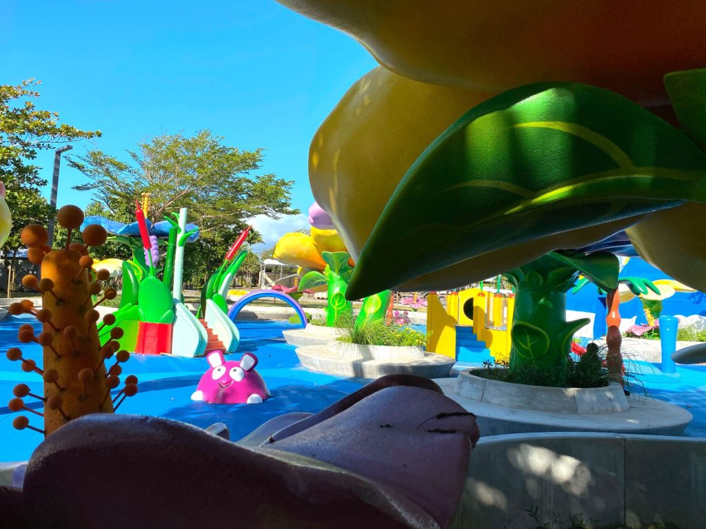 Área de juegos para niños en Parc du Colosse en Saint-André