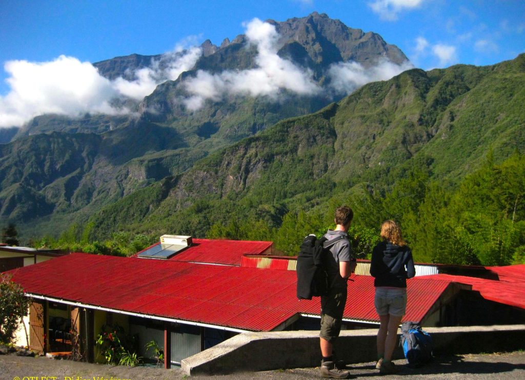 Des touristes regardent le Piton des neiges, depuis Salazie.