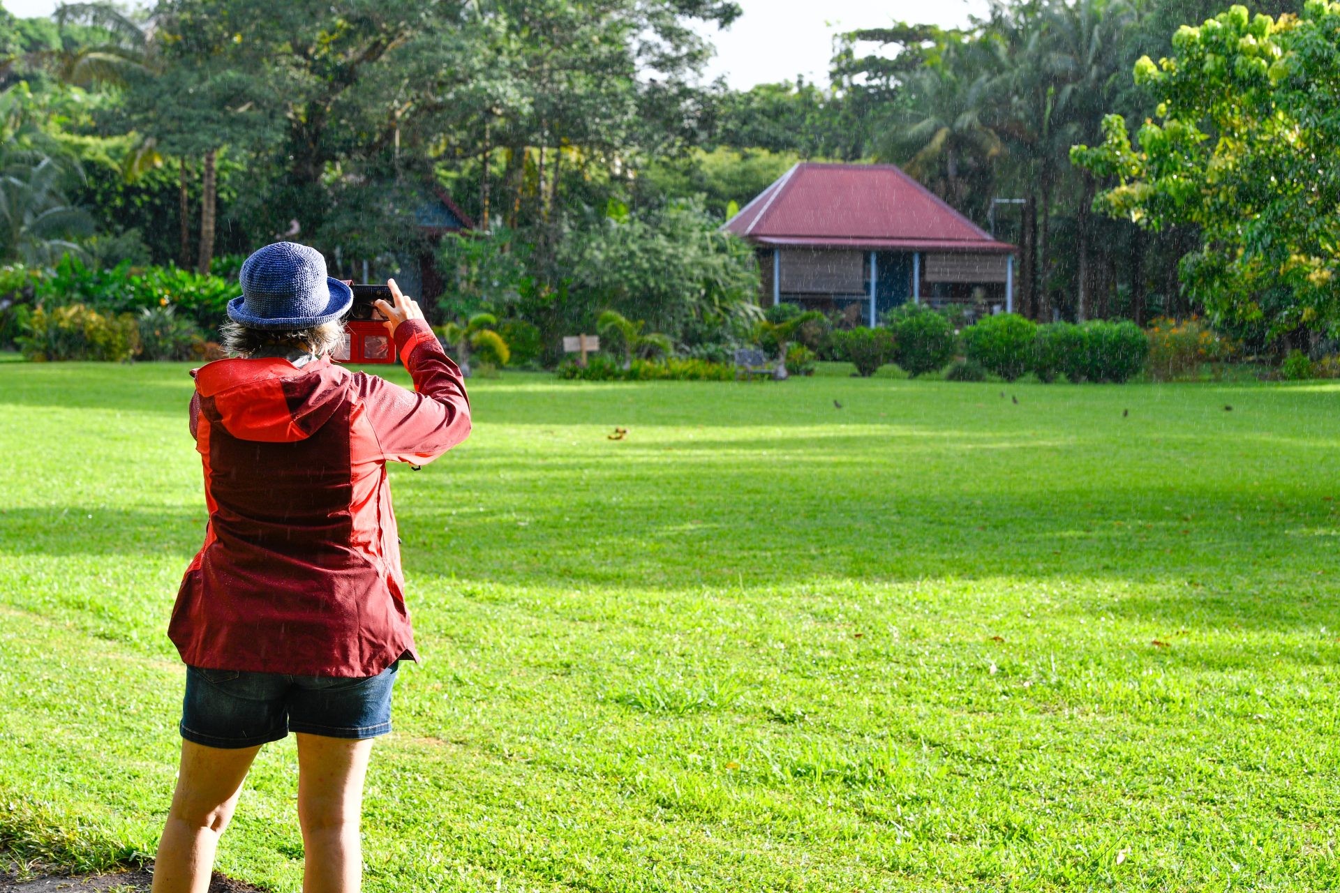 Gîte Cana Suc 在 Aventuriers de l'Est 的渔民步道上散步