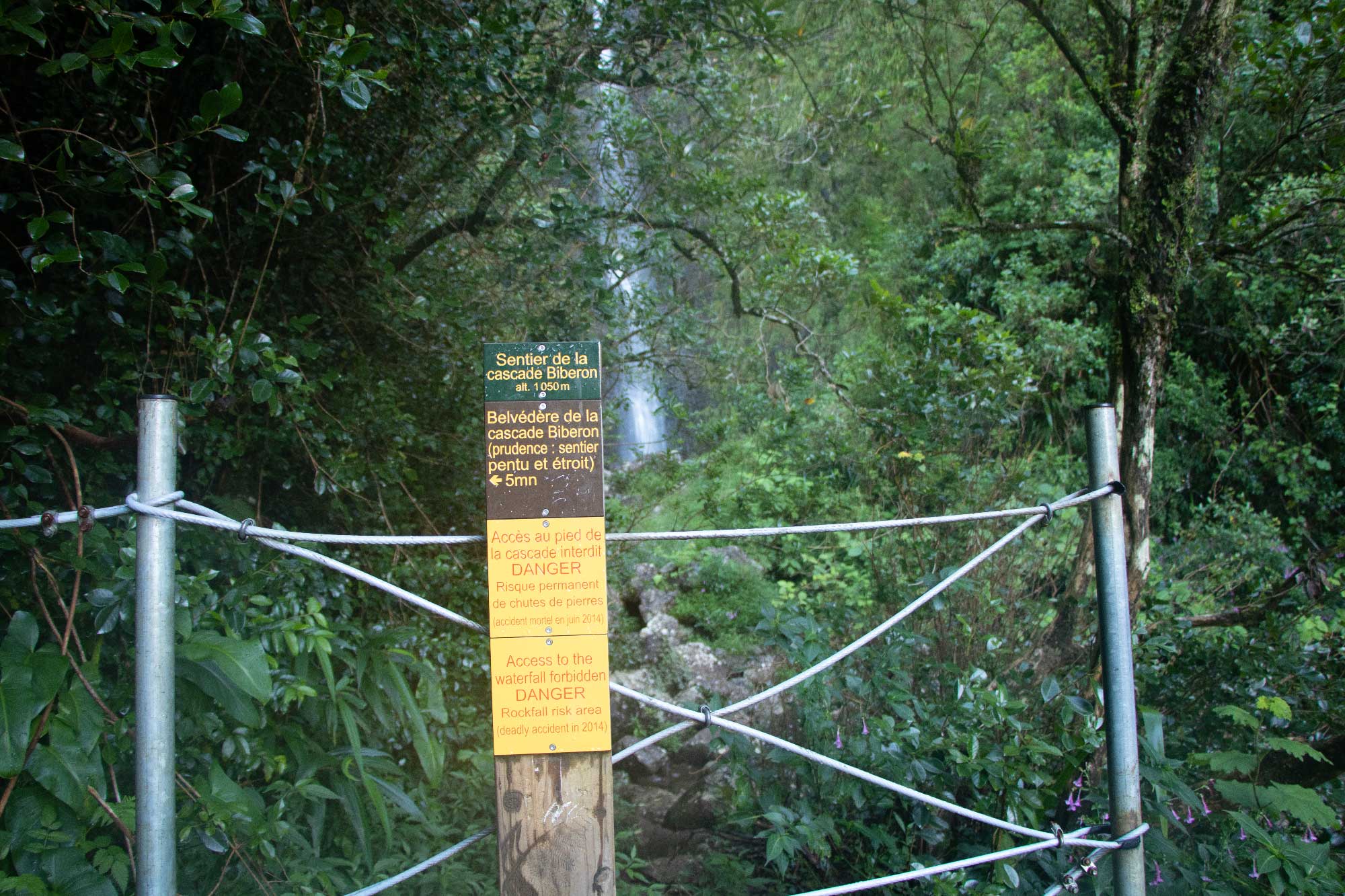 Empfehlungstafel am Fuße des Biberon-Wasserfalls in der Plaine des Palmistes.