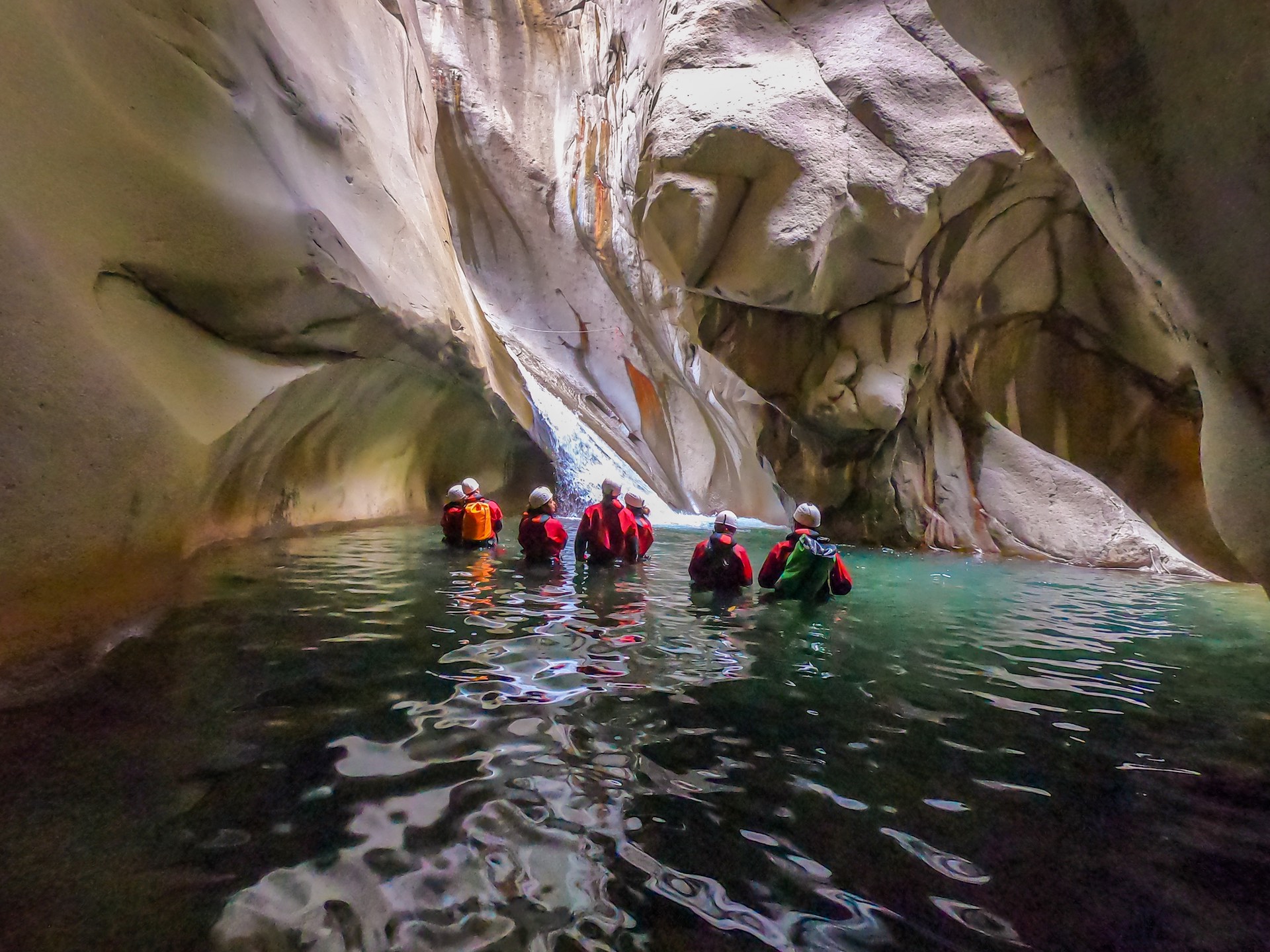 Groupe de personne dans l'eau du canyon trou blanc