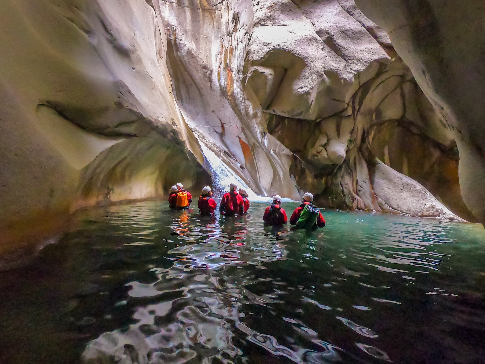 Grupo de personas en el agua del cañón del agujero blanco