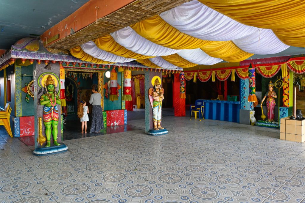 Visiteurs à l'intérieur du temple Maryen Péroumal