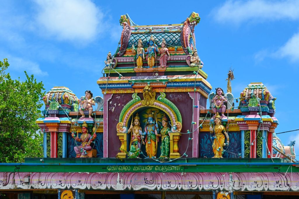 Vor dem Tempel Maryen Péroumal in Saint-André