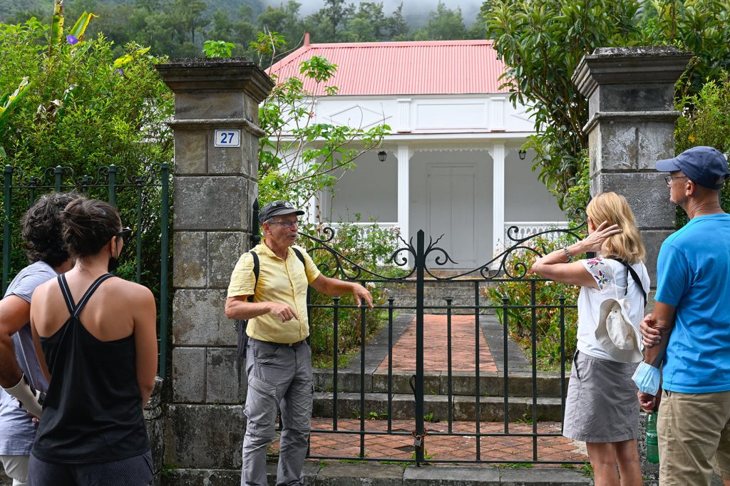 Visiteurs devant la maison baro à Hell-Bourg