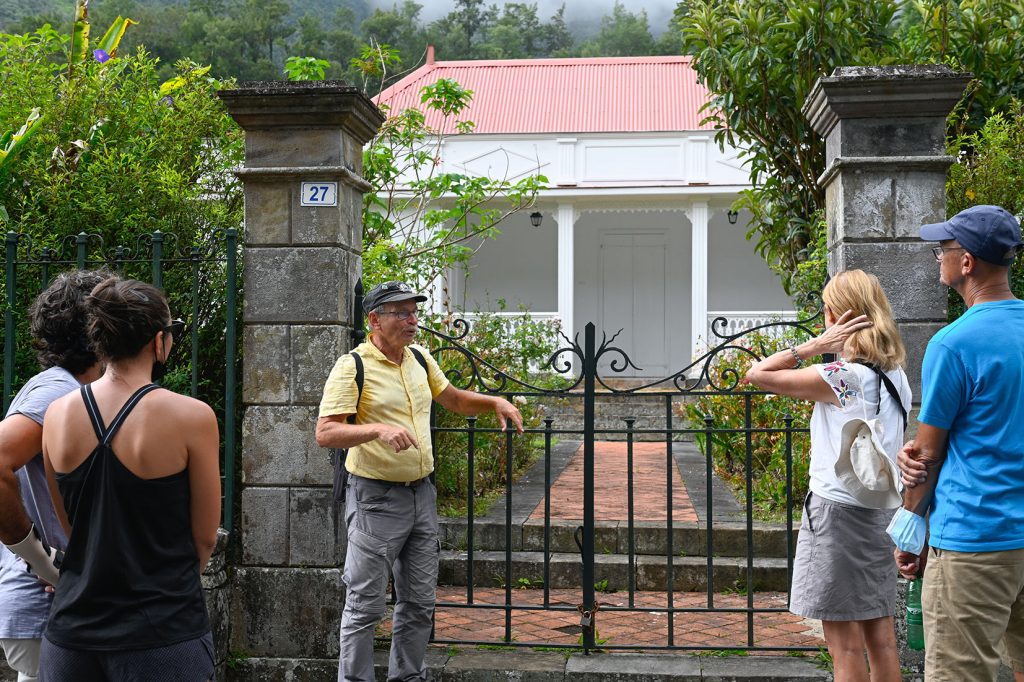 Visitors in front of the Baro house in Hell-Bourg