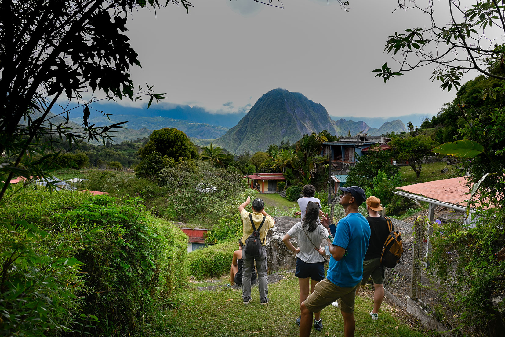 Groupe de visiteur devant le Piton d'Anchaing