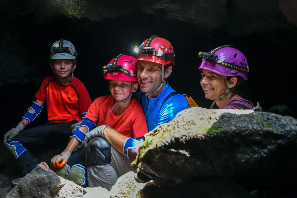 Familia en los túneles de lava de Sainte-Rose