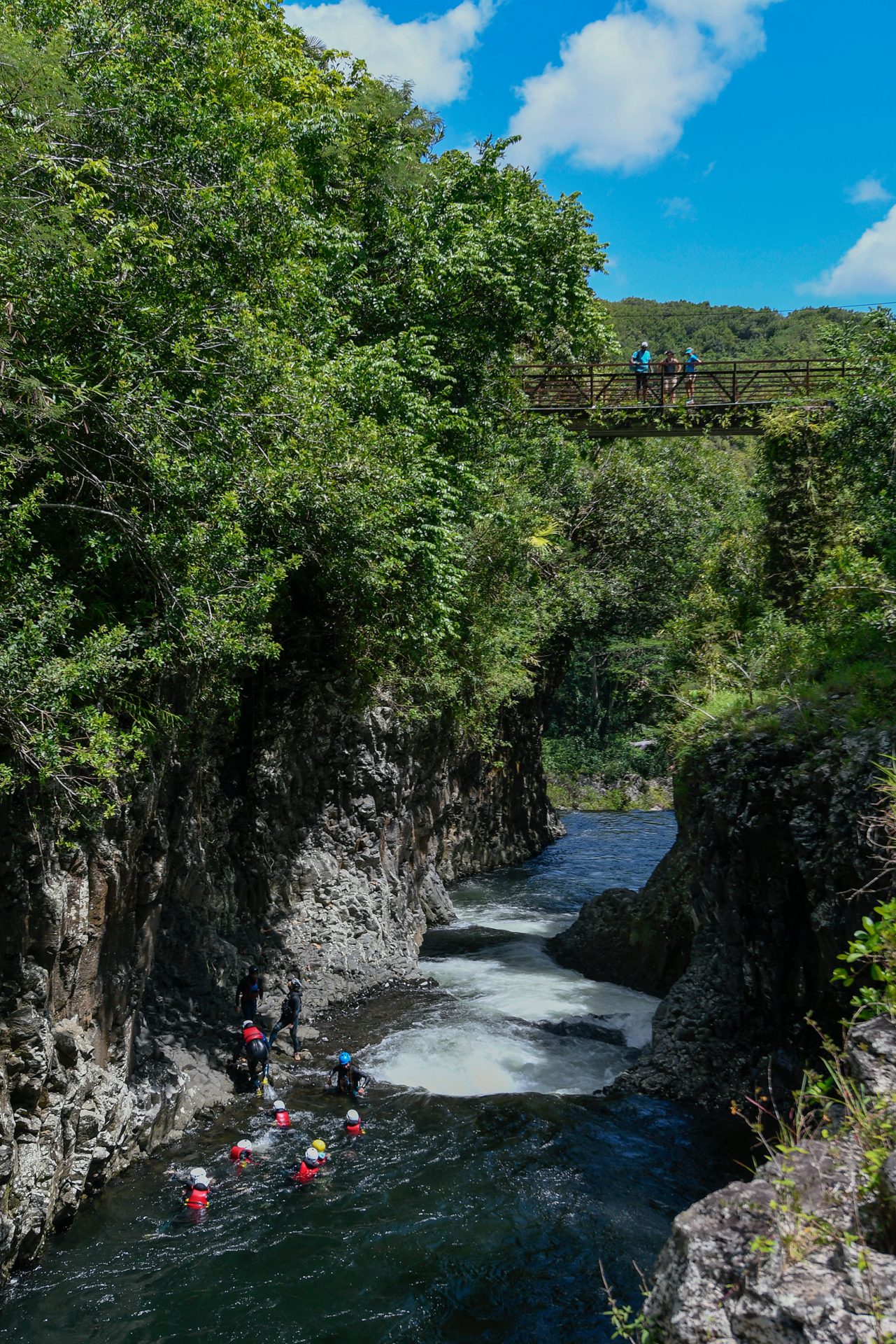 Nadar en el río de rocas