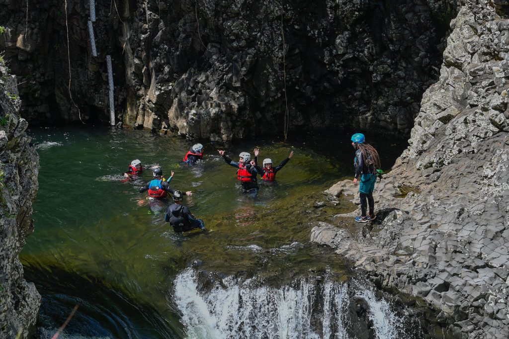 Baignade dans la rivière des roches