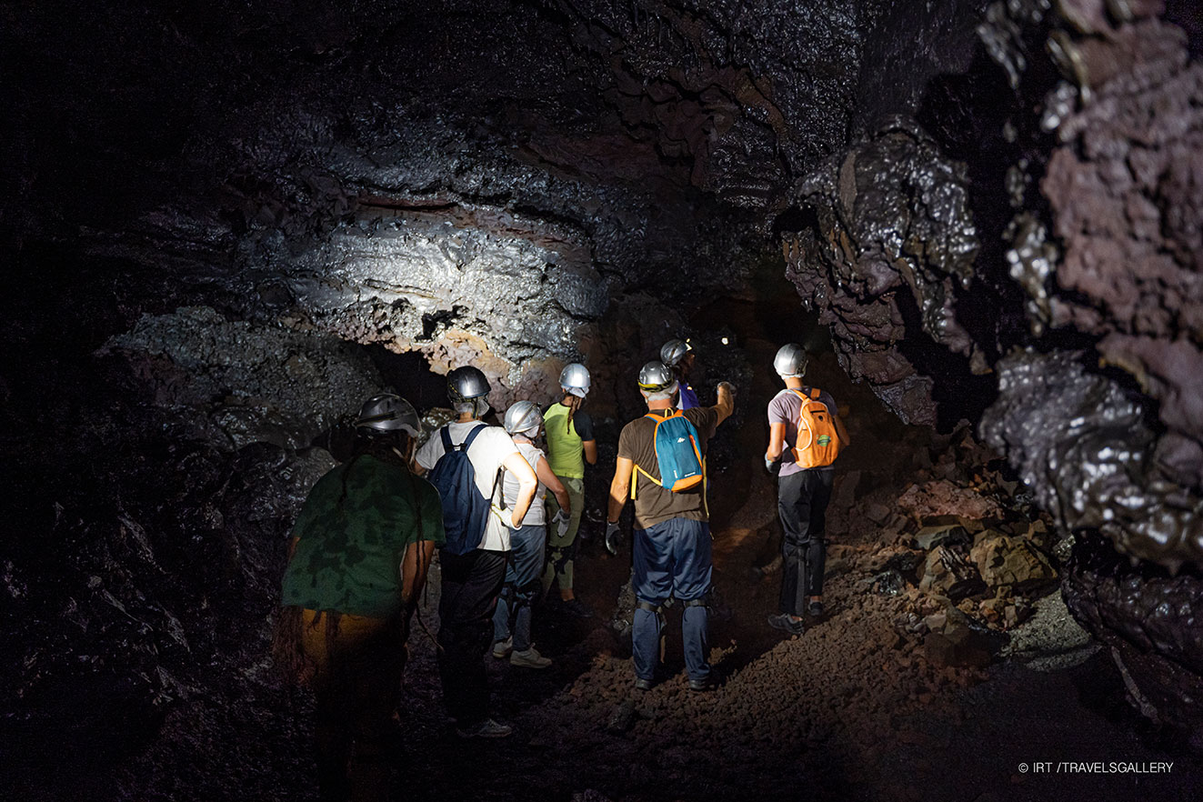 Grupo de personas en un tubo de lava