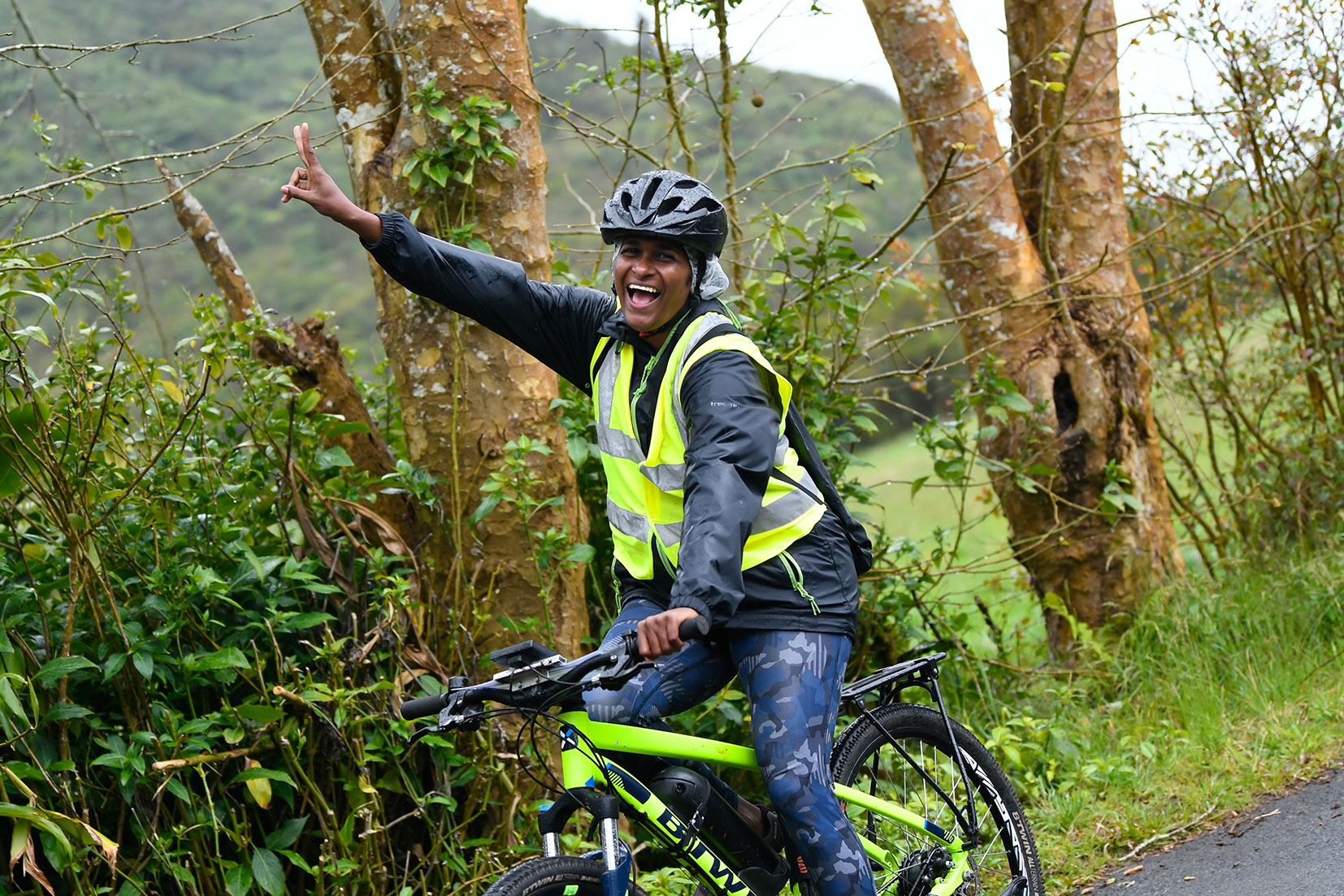 Mujer montando una bicicleta de montaña eléctrica en La Plaine-des-Palmistes