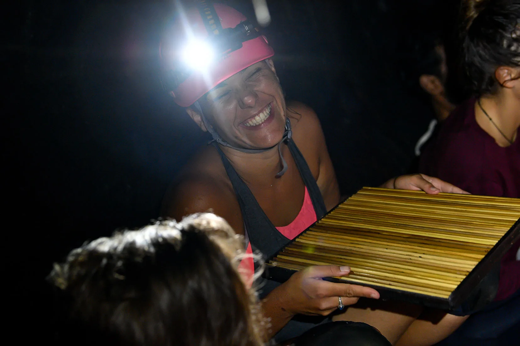 niña jugando kayamb