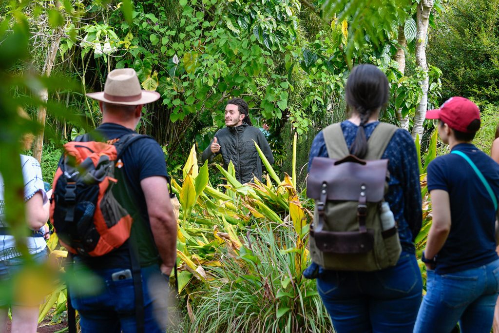 Groupe de visiteurs dans le jardin de la Maison Folio avec Raphaël Folio