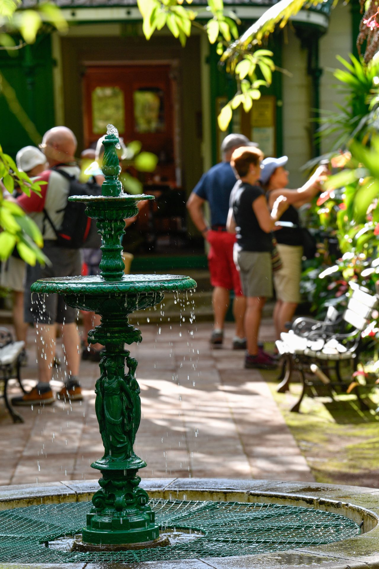 Visiteurs devant la fontaine de la Maison Folio