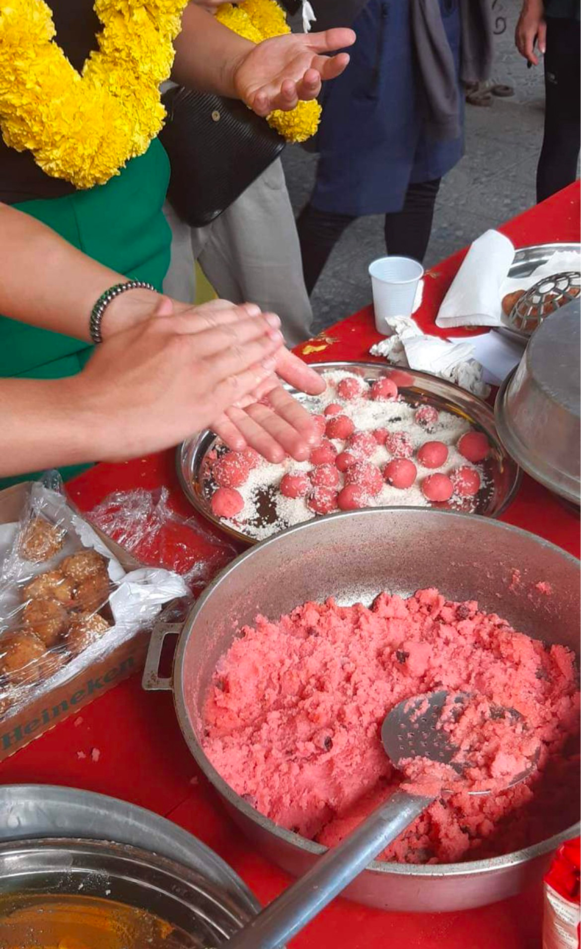 Mujer haciendo dulces indios, año nuevo tamil 2023