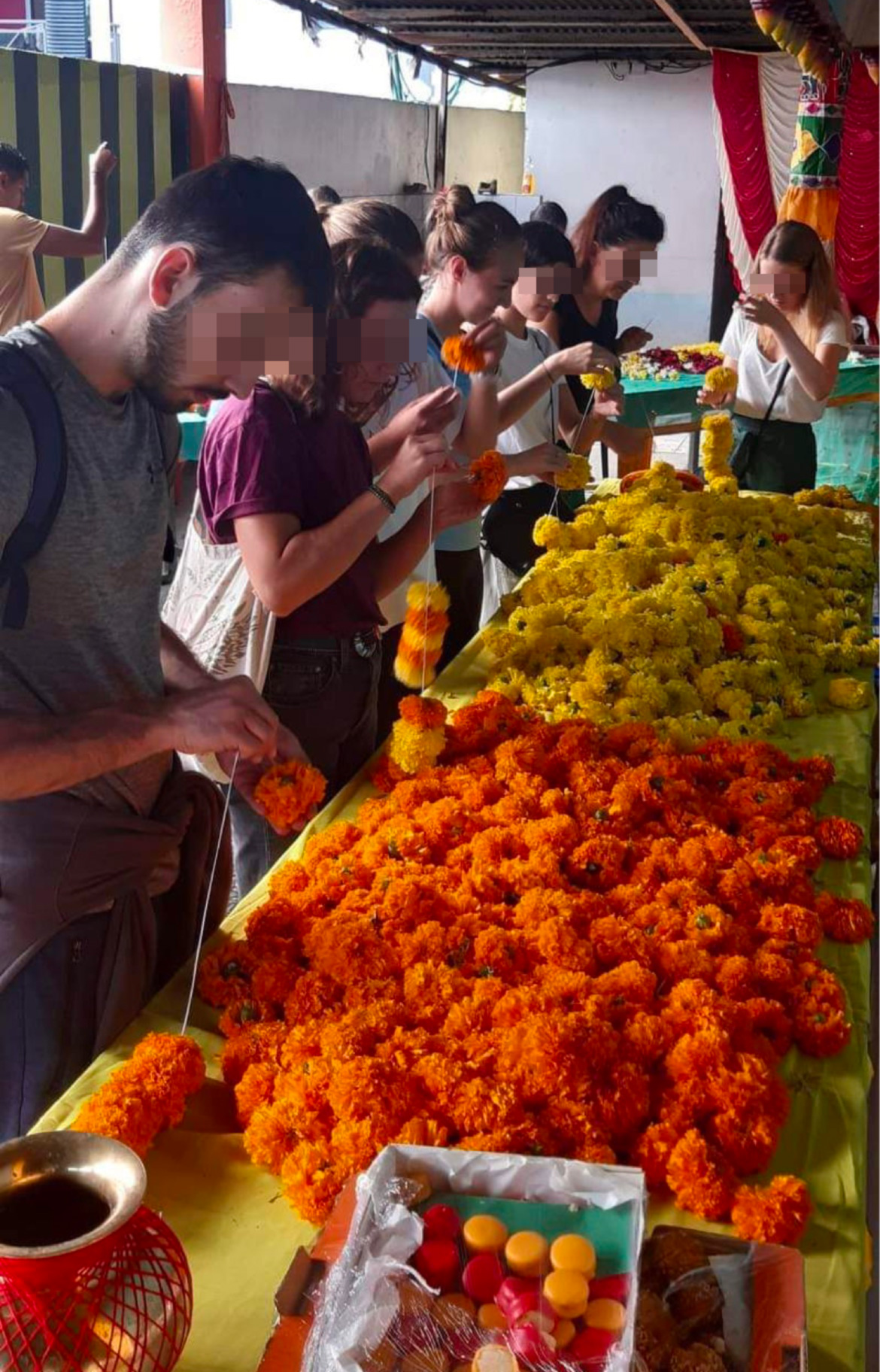 Tourist macht Marley, Blumenkette, tamilisches Neujahr 2023