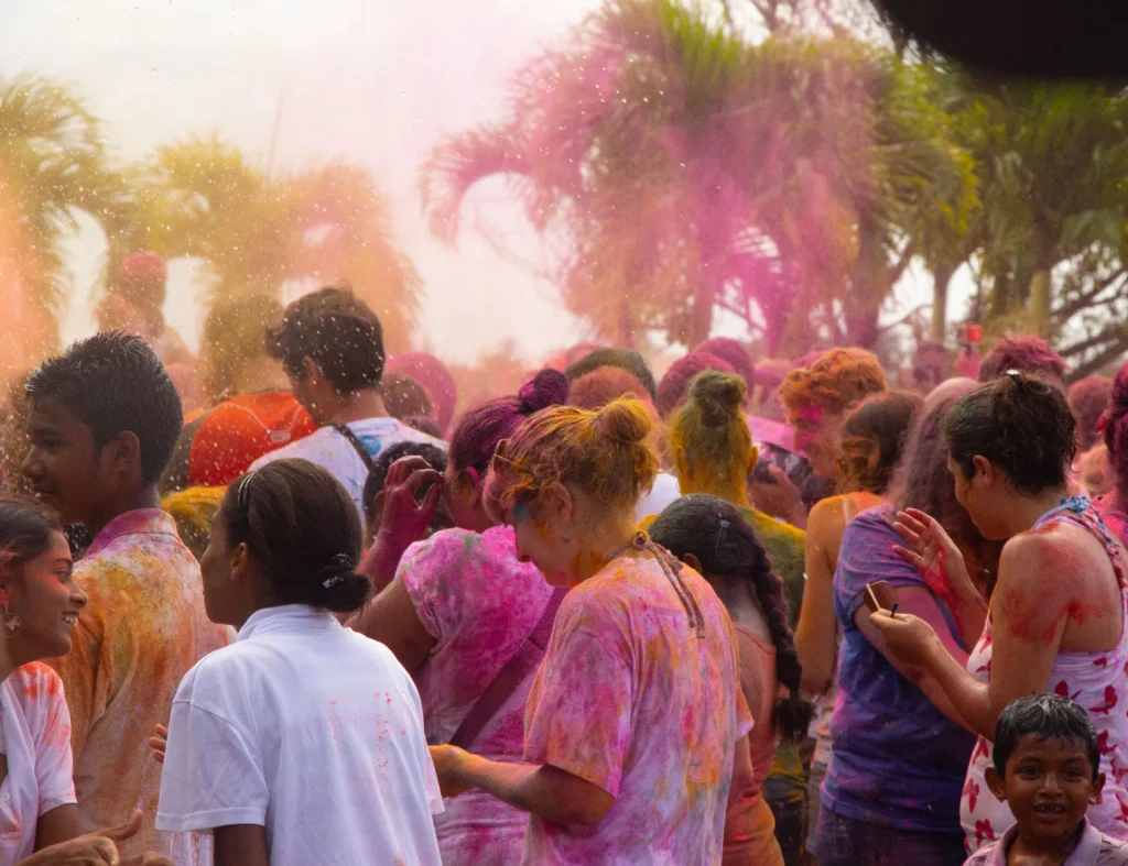 En Dipavali 2023, festival Holi holi, la gente se divierte con colores en polvo.