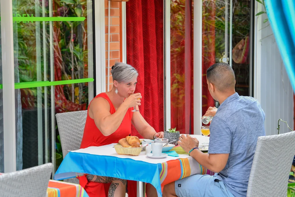 Couple qui brunch au Lodge d'Eden