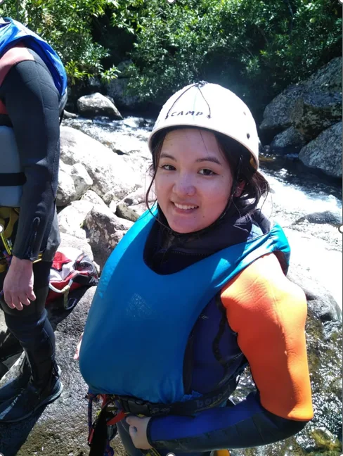 femme qui fait du canyoning