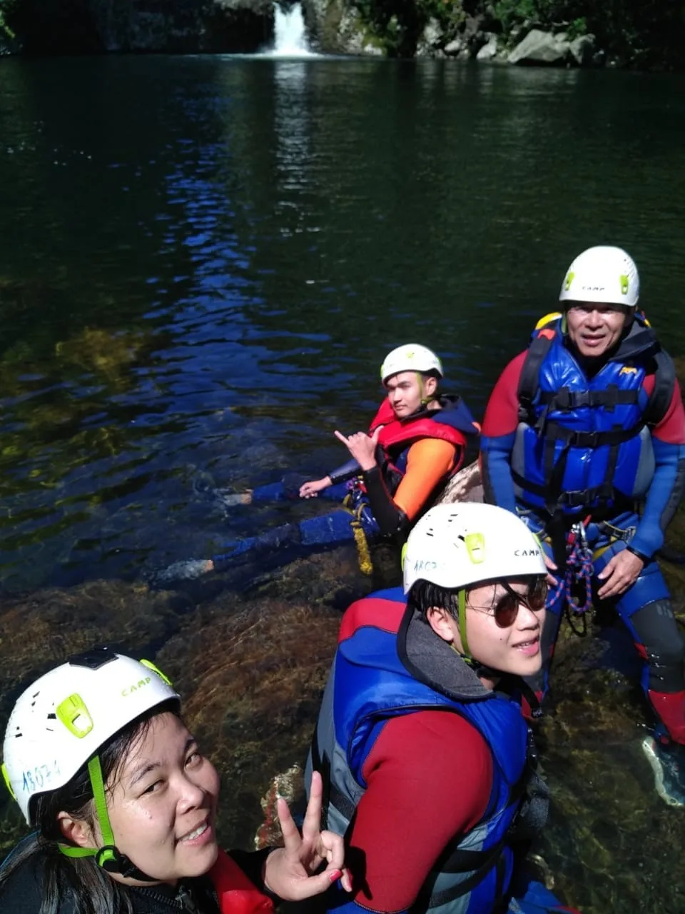 touristes qui font du canyoning