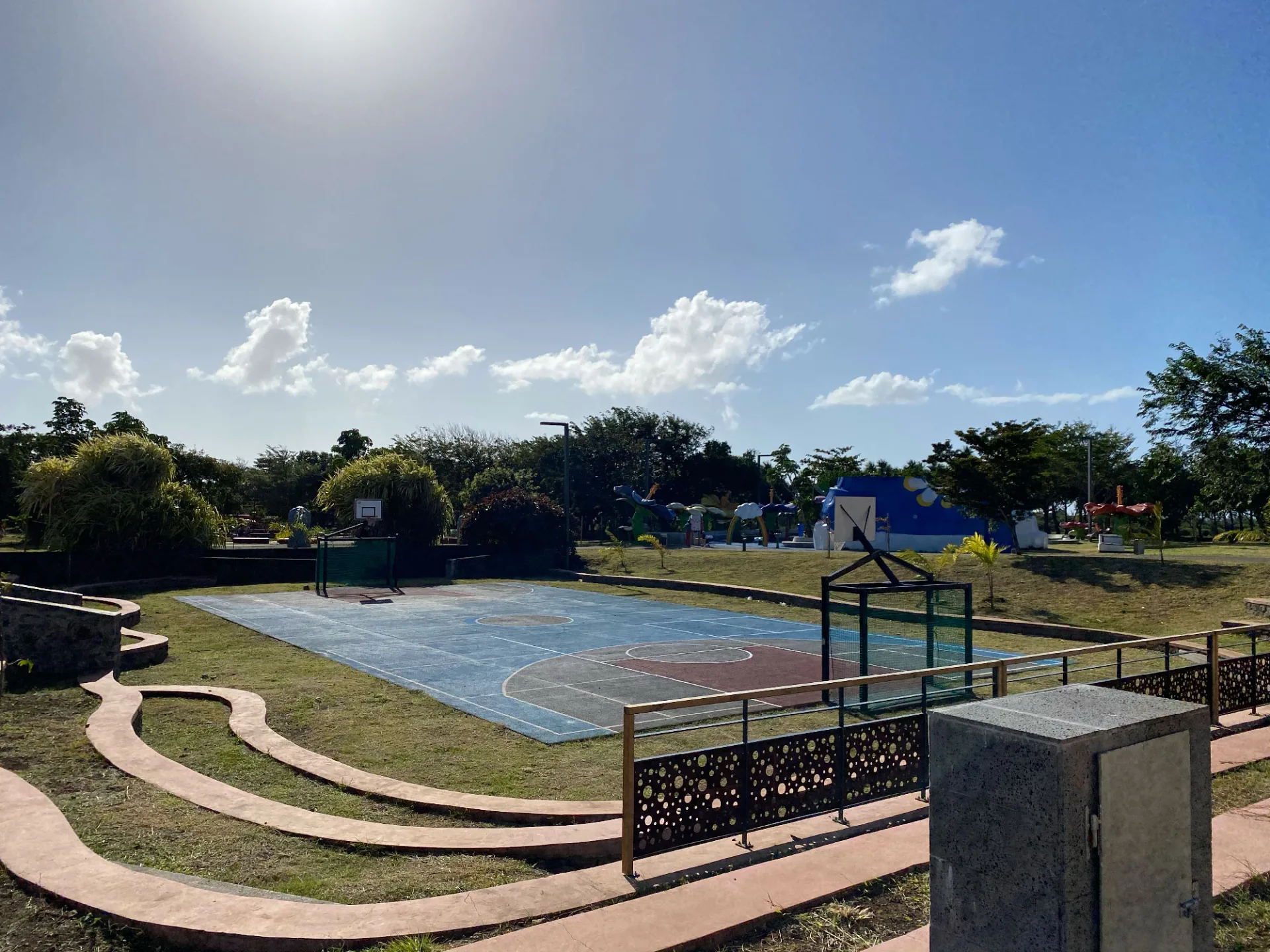 Terrain de basket au Parc du colosse à Saint-André