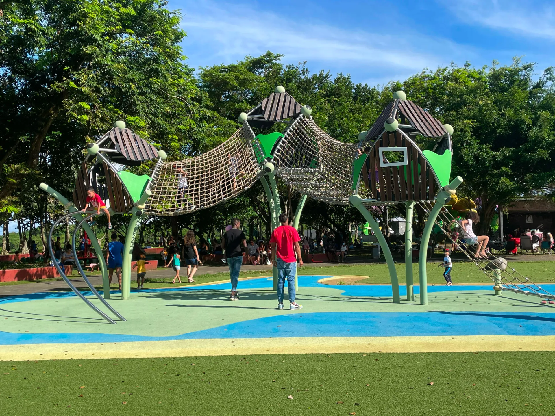 Air de jeux au Parc du colosse à Saint-André