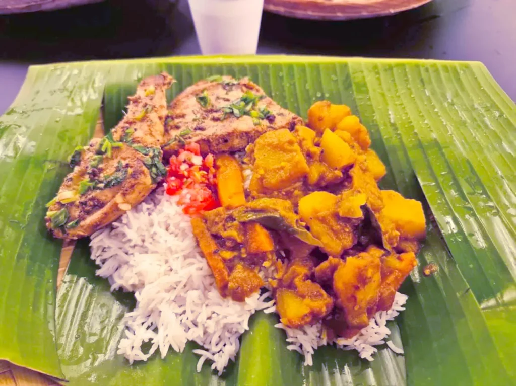 Ein Curry auf einem Bananenblatt von Ti Van im Parc du Colosse in Saint-André