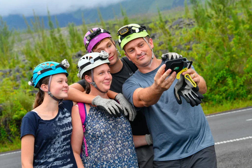 Les vacances dans l'Est de La Réunion, famille avant les tunnels de lave