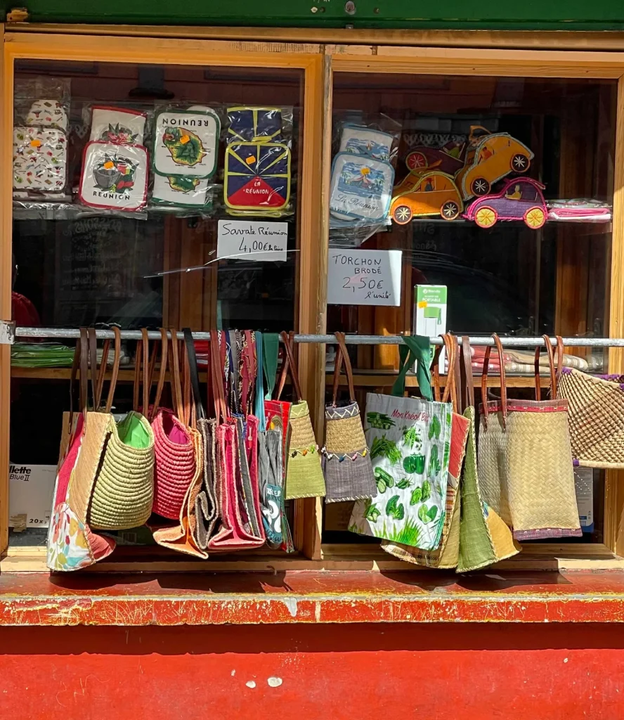 Schaufenster eines Souvenirladens im Dorf Hell-Bourg in Salazie.