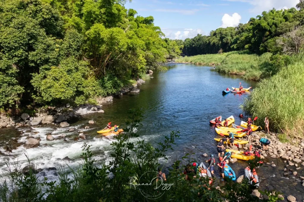 Personnes qui font du kayak dans la rivière des marsouins