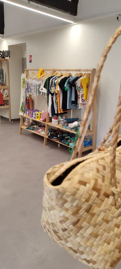 Rincón textil en la tienda del artesano