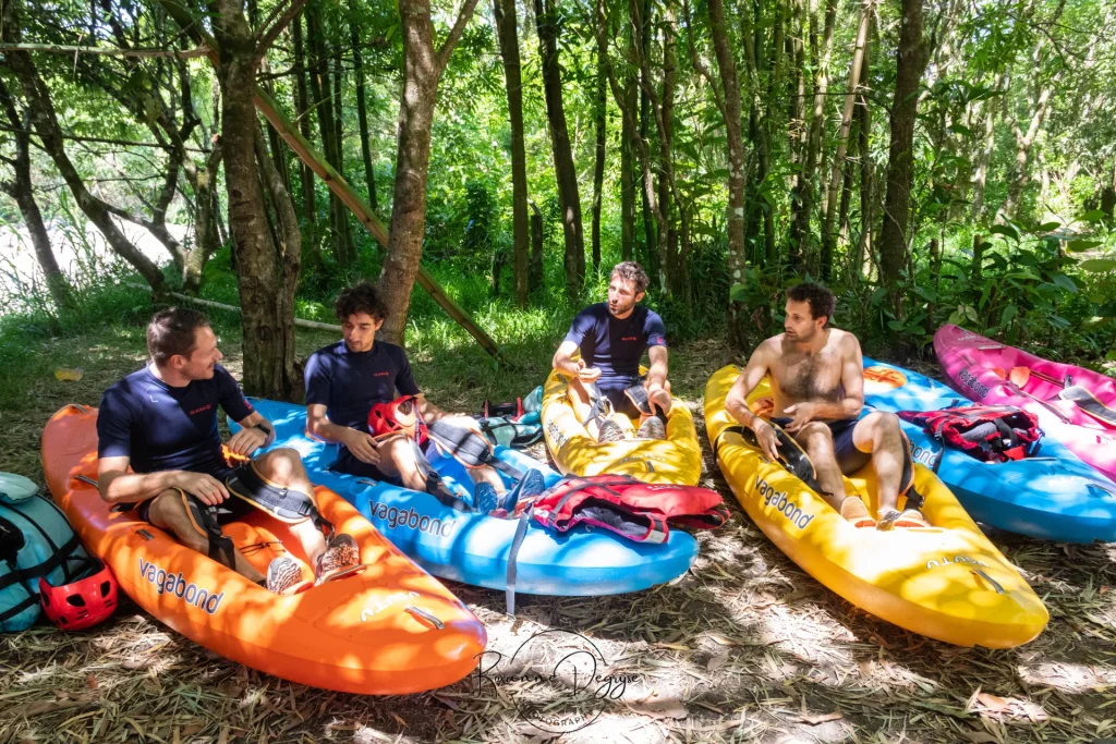 Personas en canoas kayak