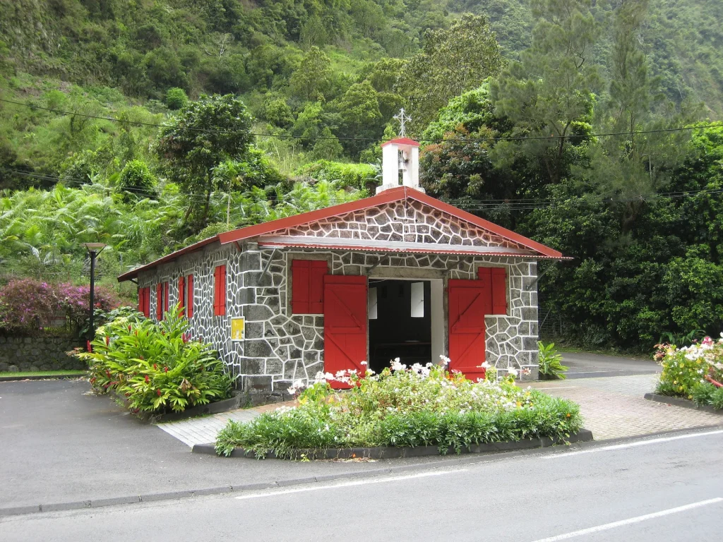 萨拉济 (Salazie) 的 Chapelle du Pont de l'Escalier 教堂，是留尼汪东部值得参观的 10 座教堂。