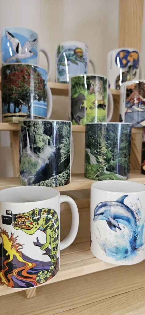 des mugs avec des dessins de La Réunion