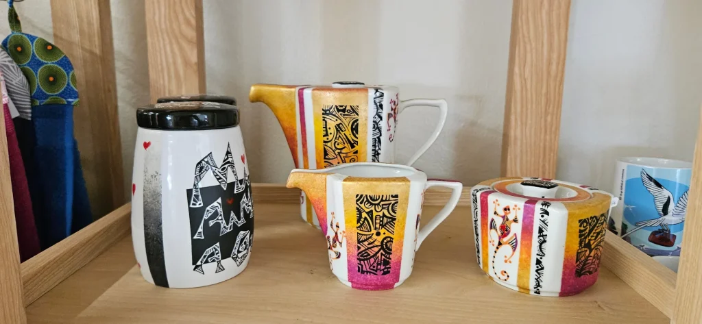 taza y tetera pintadas a mano