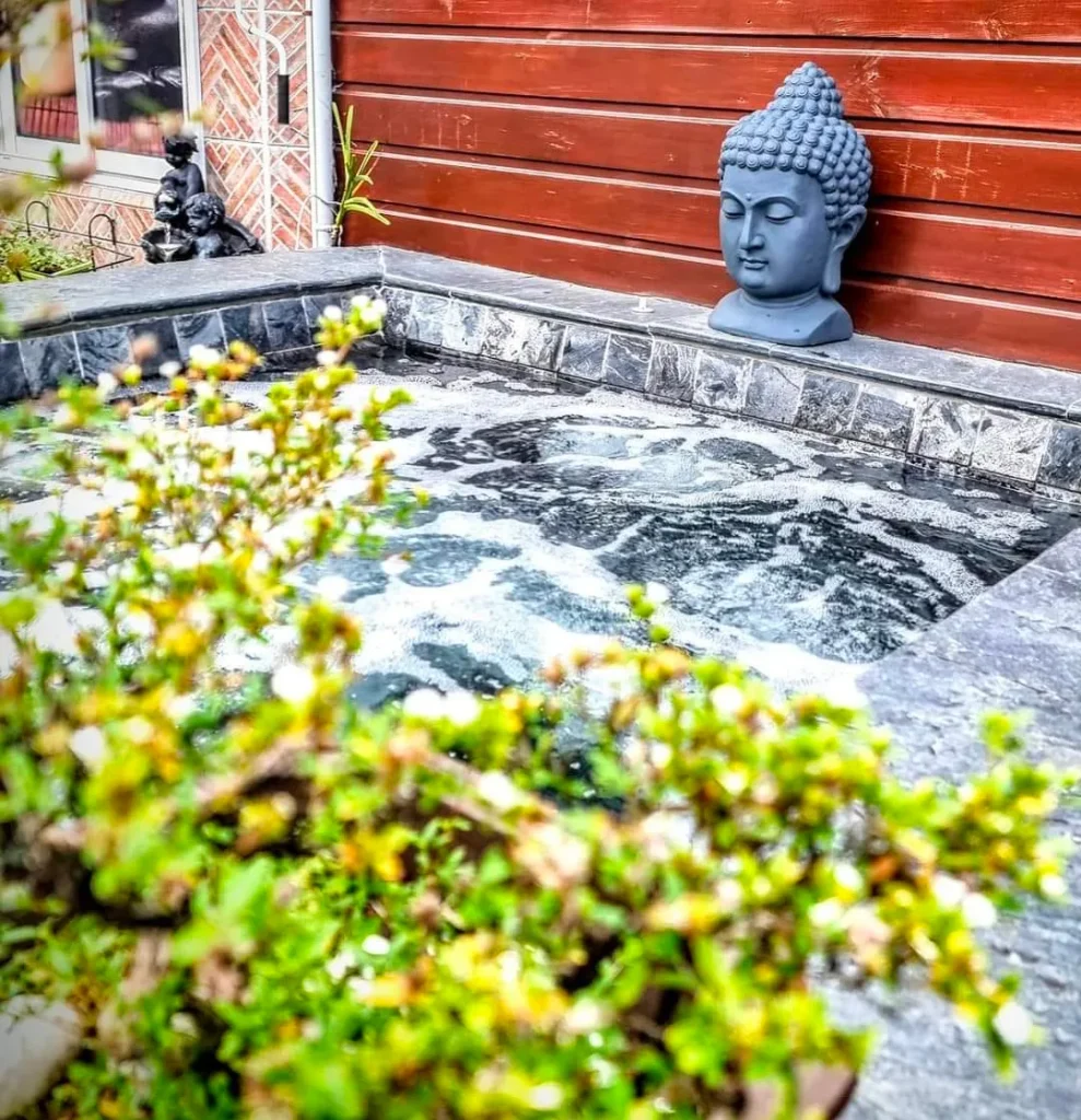 Jacuzzi at Lodge d’Eden in Bras-Panon